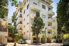 Charming 2BR Apt w a Breathtaking Patio