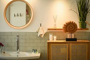 Charming 2BR Apt w a Breathtaking Patio