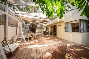 Charming 2BR Apt w a Breathtaking Patio