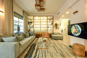 Charming 2BR Apt w a Breathtaking Patio