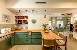 Charming 2BR Apt w a Breathtaking Patio