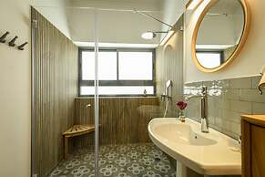 Charming 2BR Apt w a Breathtaking Patio