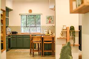 Charming 2BR Apt w a Breathtaking Patio