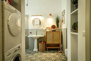 Charming 2BR Apt w a Breathtaking Patio