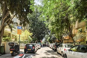 Charming 2BR Apt w a Breathtaking Patio