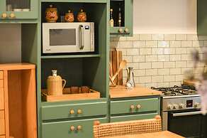 Charming 2BR Apt w a Breathtaking Patio