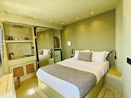 SantorOia Luxury Suites