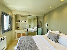 SantorOia Luxury Suites