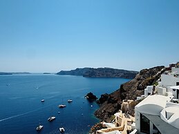 SantorOia Luxury Suites