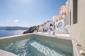 SantorOia Luxury Suites
