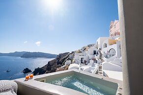SantorOia Luxury Suites
