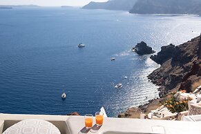 SantorOia Luxury Suites