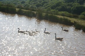 The Rose 37ft Lakeside Yacht inc Hot Tub