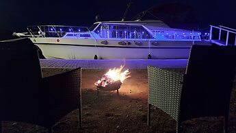 The Rose 37ft Lakeside Yacht inc Hot Tub