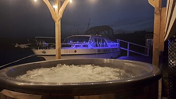 The Rose 37ft Lakeside Yacht inc Hot Tub