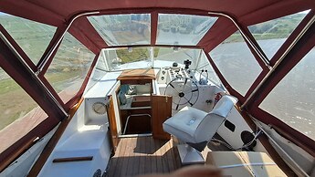 The Rose 37ft Lakeside Yacht inc Hot Tub