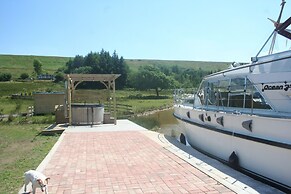 The Rose 37ft Lakeside Yacht inc Hot Tub