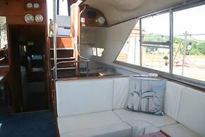 The Rose 37ft Lakeside Yacht inc Hot Tub