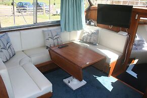 The Rose 37ft Lakeside Yacht inc Hot Tub