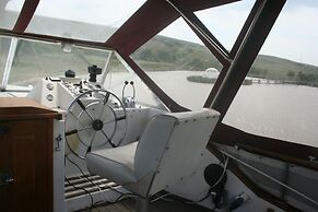 The Rose 37ft Lakeside Yacht inc Hot Tub