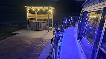 The Rose 37ft Lakeside Yacht inc Hot Tub