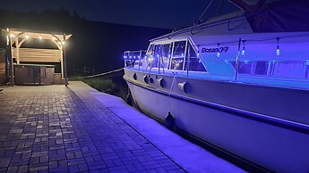 The Rose 37ft Lakeside Yacht inc Hot Tub