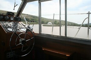 The Rose 37ft Lakeside Yacht inc Hot Tub