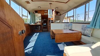 The Rose 37ft Lakeside Yacht inc Hot Tub