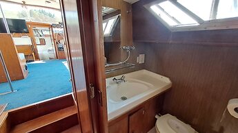The Rose 37ft Lakeside Yacht inc Hot Tub