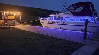 The Rose 37ft Lakeside Yacht inc Hot Tub