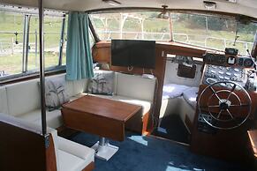 The Rose 37ft Lakeside Yacht inc Hot Tub