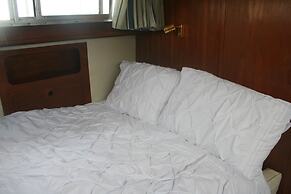 The Rose 37ft Lakeside Yacht inc Hot Tub