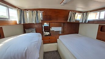 The Rose 37ft Lakeside Yacht inc Hot Tub