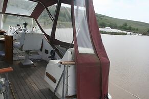 The Rose 37ft Lakeside Yacht inc Hot Tub
