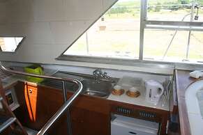 The Rose 37ft Lakeside Yacht inc Hot Tub