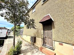 Lovely 2-bed Tree-hole in Northolt Southharrow