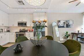 Chic Elegance in the Heart of NOLA: 4-Bedroom Oasis Awaits!