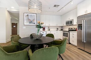 Chic Elegance in the Heart of NOLA: 4-Bedroom Oasis Awaits!