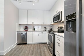 Chic Elegance in the Heart of NOLA: 4-Bedroom Oasis Awaits!