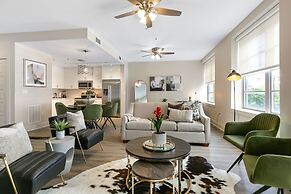 Chic Elegance in the Heart of NOLA: 4-Bedroom Oasis Awaits!