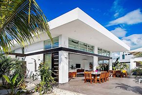 Oceanside Vacation Villa with Private Pool and Resort Amenities v10