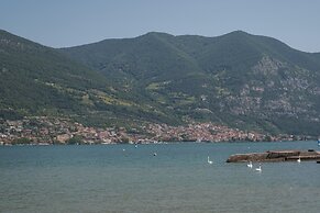 Interno 2 in Iseo With 1 Bedrooms and 1 Bathrooms