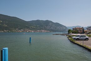 Interno 2 in Iseo With 1 Bedrooms and 1 Bathrooms