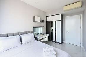 REM Rivergate Garden Pool Signature Apartments