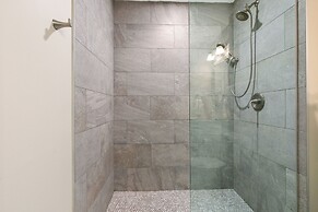 Spacious 4BR Condo Near French Quarter