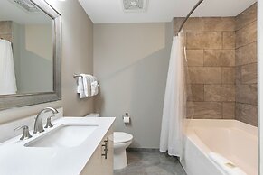 Spacious 4BR Condo Near French Quarter