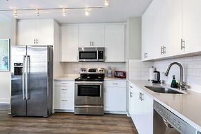 Spacious 4BR Condo Near French Quarter