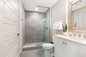 Spacious 4BR Condo Near French Quarter