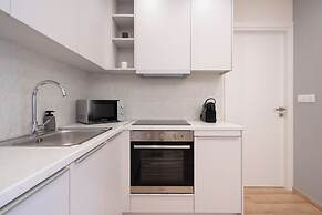 Newly Renovated 2Bdr Apt-5min to metro