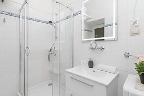 Krakow Main Square Apartment by Renters